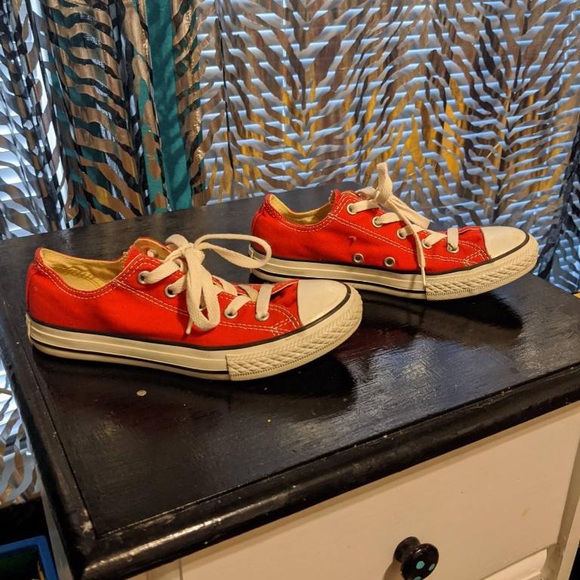 Red converse - Picture 3 of 3